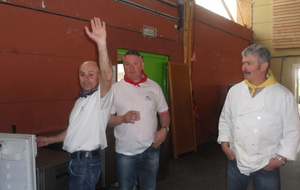 De gauche à droite :
Alain, Thierry et Jean Jacques CHARGUEROS (notre traiteur), bravo tout était bon