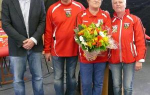 Patrick MOLINOZ (MAIRE), Christophe HERNANDEZ (Vice Président du club), Pierrette et Brigitte MAILLARD (Trésorière du club)