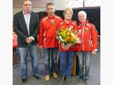 Patrick MOLINOZ (MAIRE), Christophe HERNANDEZ (Vice Président du club), Pierrette et Brigitte MAILLARD (Trésorière du club)